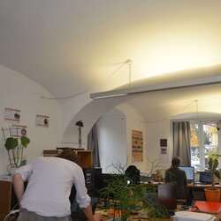 3 Männer am Arbeitsplatz im Co Working Space der Anlegestelle am Lendhafen