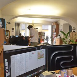 Ein Blick vom hintersten Arbeitsplatz des Co Working Space in der Anlegestelle